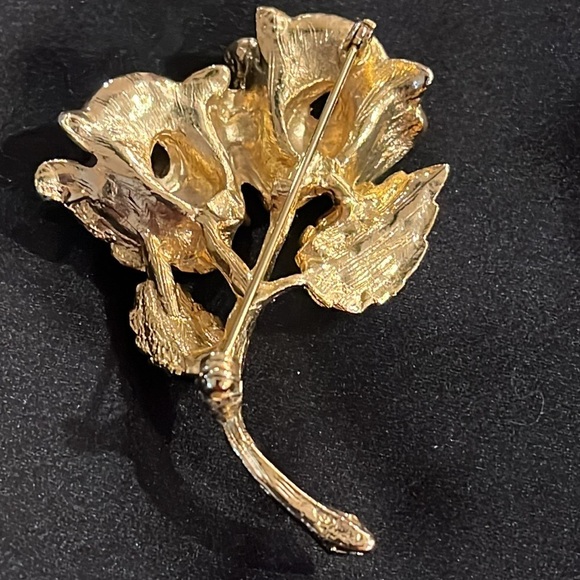 red and green enamel over gold double rose bud brooch - Picture 4 of 7